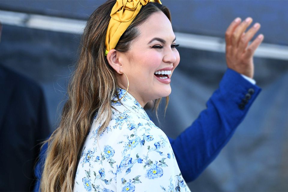 Η Chrissy Teigen αποστομώνει όσους χλευάζουν τον νεογέννητο γιο της, Must