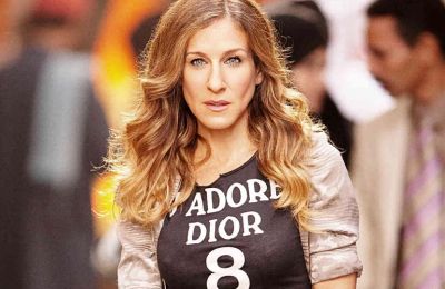 12 iconic σύνολα της Carrie Bradshaw που πρέπει να δείτε