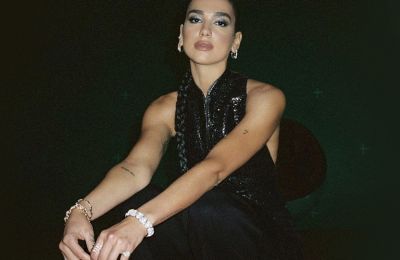 H Dua Lipa είναι η νέα μούσα του Versace