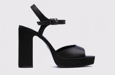 Mules με τακούνι €39.95 από Zara