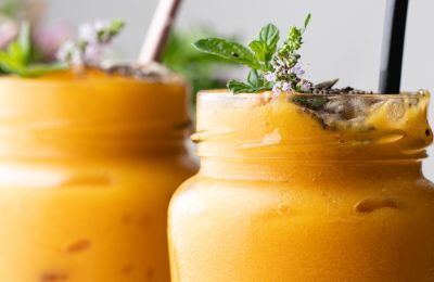 Πρέπει να δοκιμάσεις αυτό το smoothie με καρότο, κουρκούμη και μάνγκο