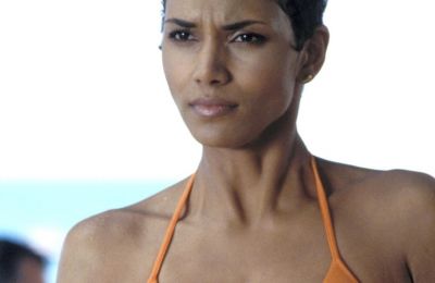 Όσα αποκάλυψε η Halle Berry για το iconic πορτοκαλί μπικίνι του ''James Bond''