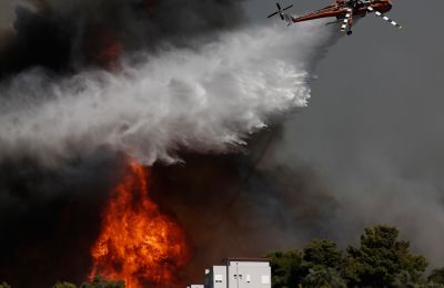 Πυροσβεστικό ελικόπτερο επιχειρεί στην κατάσβεση πυρκαγιάς που παειλεί οικίες στο Πανόραμα Παλλήνης - ΚΥΠΕ