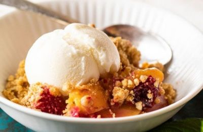 Σήμερα φτιάχνουμε crumble με καλοκαιρινά φρούτα και ροδάκινα