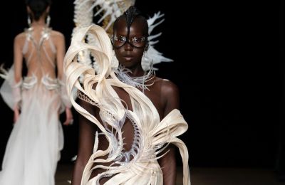 Iris Van Herpen συνδύασε metaverse, μύθους του Οβίδιου στην F/W κολεξιόν της