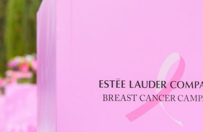 Η Estée Lauder Κύπρου φωταγώγησε την Πλατεία Ελευθερίας στα πλαίσια της Εκστρατείας Ενημέρωσης για τον καρκίνο του μαστού 