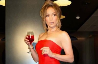 JLo: Ανέβηκε στα τραπέζια γιορτάζοντας τα 54α γενέθλιά της 