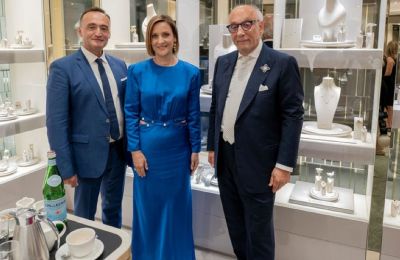 O Μιχάλης Κωνσταντίνου, ιδιοκτήτης του Michalis Diamonds Gallery, η Πρώτη κυρία Φιλιππα Καρσερά-Χριστοδουλίδη και ο Roberto Coin.