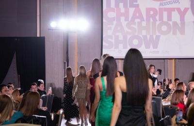 Οι δύο παρουσιαστές του «The Charity Fashion Show»