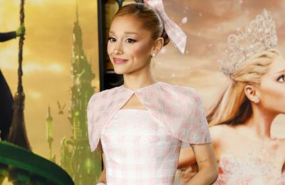 Ένα «Wicked Fashion Guide» για τα looks της Ariana