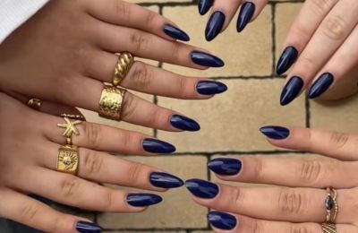 Blue Nail Theory: Γιατί όλες οι γυναίκες βάφουν τα νύχια τους μπλε; 