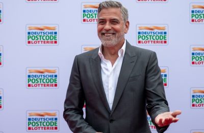 Ο George Clooney έβαψε τα μαλλιά του καστανά